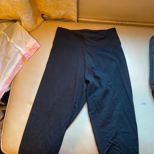Xs cropped black Victoria’s Secret sport leggings